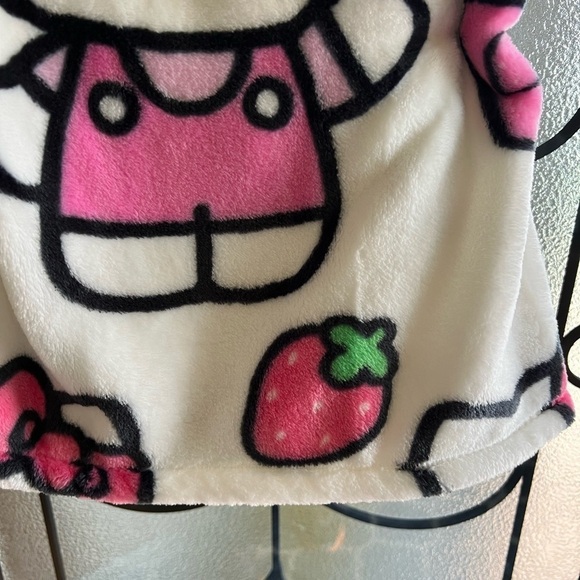 Hello Kitty Strawberry Milkshake Plush Throw Blanket NWT 60x70 - Picture 5 of 8
